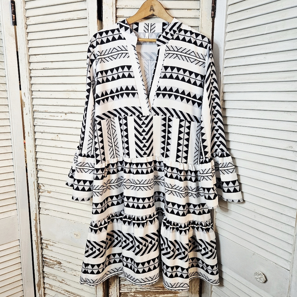 Black And White Geometric Print Tiered Dress With Ruffle Sleeve Large